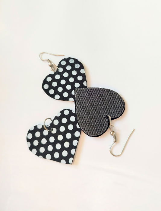 Set cercei și pandantiv  din piele naturala ,cu bulinute albe [2]