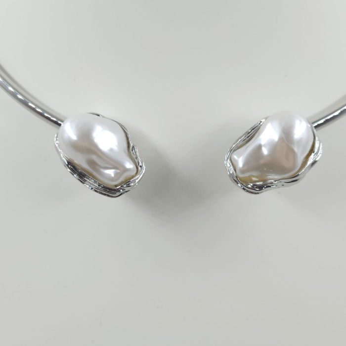 Set colier argintiu rigid cu perle sintetice neregulate si cercei asortati [9]