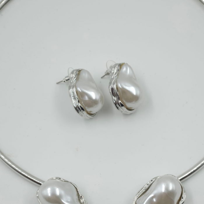 Set colier argintiu rigid cu perle sintetice neregulate si cercei asortati [4]