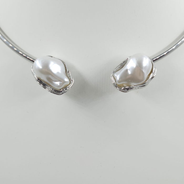 Set colier argintiu rigid cu perle sintetice neregulate si cercei asortati [6]