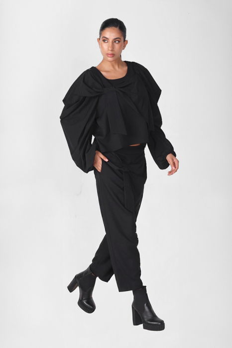 Bluza neagra oversize cu maneci ample si funda intr-o parte