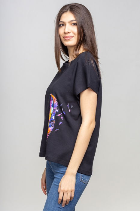 Tricou negru cu panou lateral pana stilizata [2]