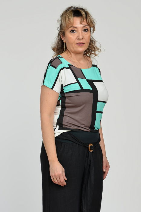 Tricou cu maneca cazuta si usor cambrat din vascoza cu imprimeu geometric pe fond alb [5]