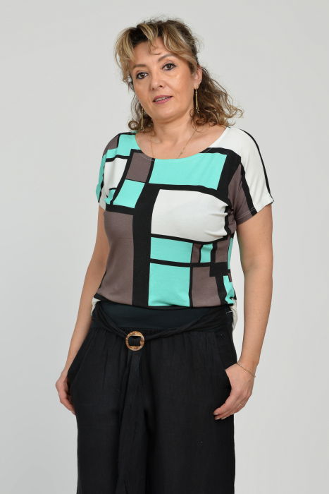 Tricou cu maneca cazuta si usor cambrat din vascoza cu imprimeu geometric pe fond alb [3]
