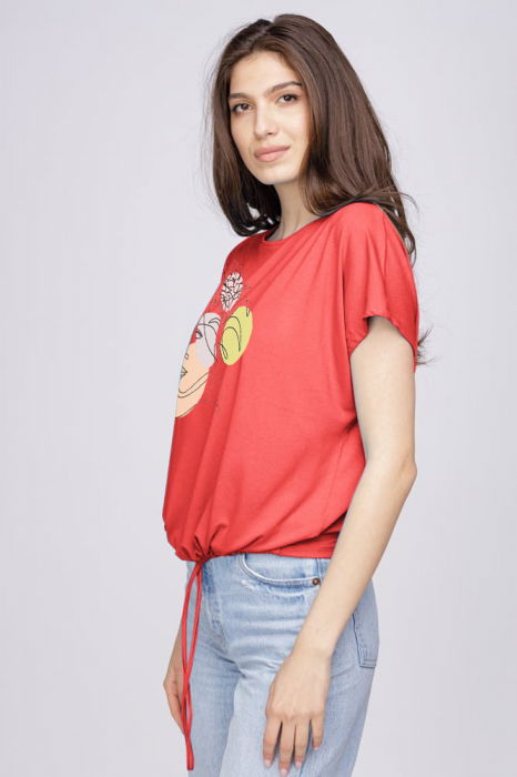 Tricou din vascoza cu snur la poale si imprimeu chip, corai [2]