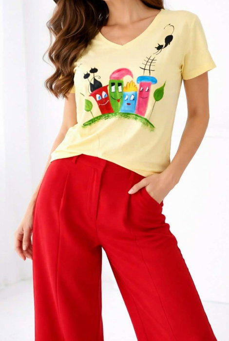 Tricou galben pal pictat manual ,cu blocuri colorate si pisicute