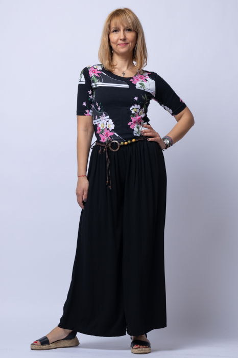 Tricou negru cu imprimeu floral si tenisi [3]