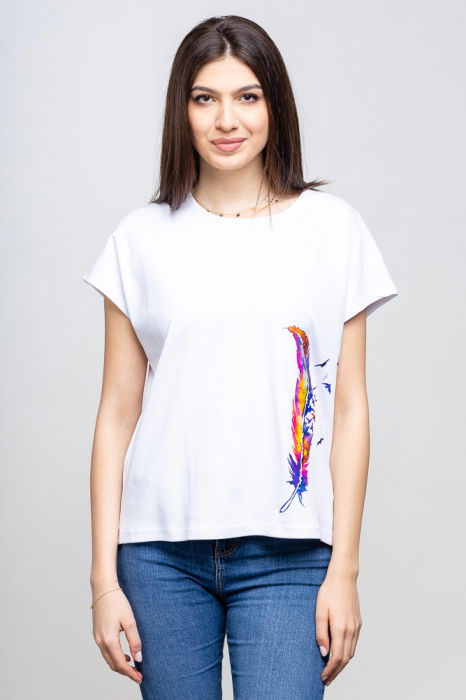 Tricou alb cu panou lateral pana stilizata [1]