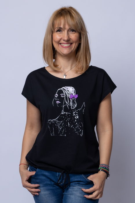 Tricou negru cu snur la poale si imprimeu fata cu funda in par, din bumbac [1]