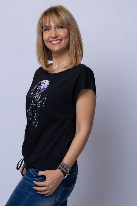 Tricou negru cu snur la poale si imprimeu fata cu funda in par, din bumbac [2]