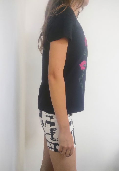 Tricou negru pictat manual cu maci [2]