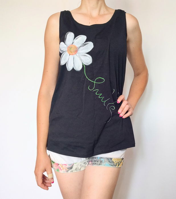 Maiou negru ,pictat manual ,cu margareta și mesaj Smile [2]