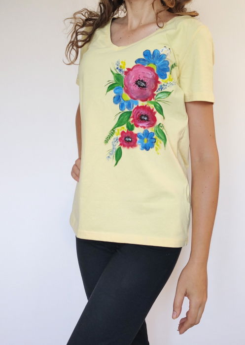 Tricou galben pictat manual ,cu  flori colorate și păsșiele [2]