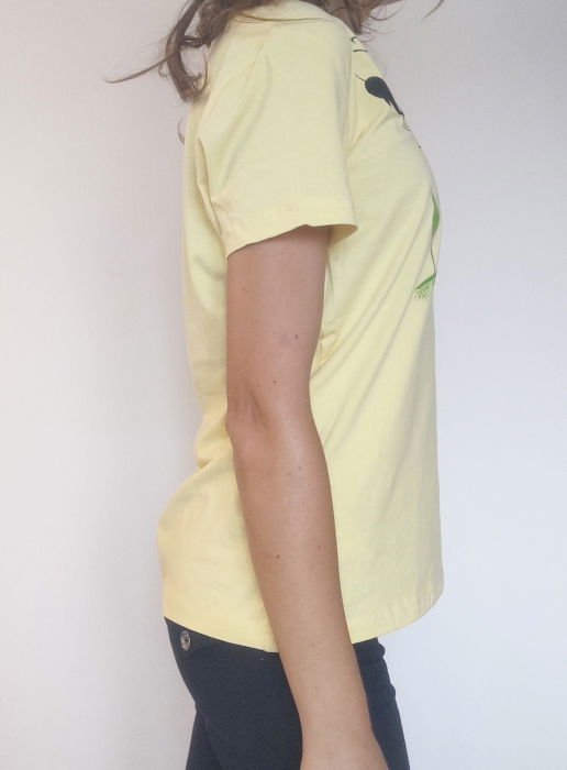 Tricou galben pictat manual ,cu  flori colorate și păsșiele [3]