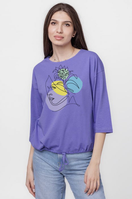 Tricou uni cu maneca 3/4 din tricot de bumbac cu snur la baza, mov lavanda cu imprimeu chip stilizat [1]