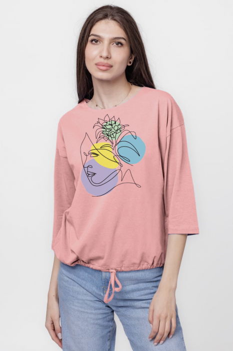 Tricou uni cu maneca 3/4 din tricot de bumbac cu snur la baza, roz prafuit cu imprimeu chip stilizat [1]