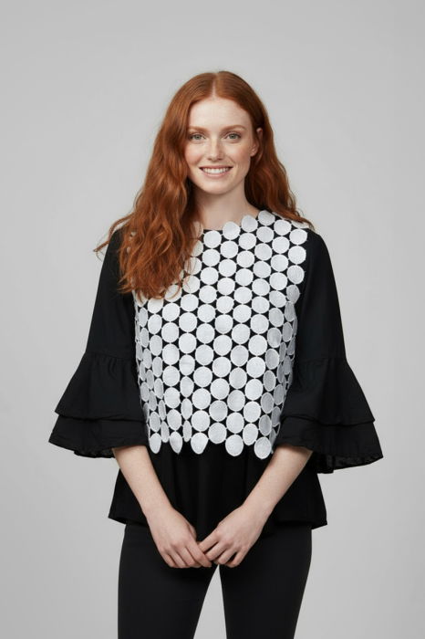 Vestă albă cu elemente circulare, design artistic texturat [2]