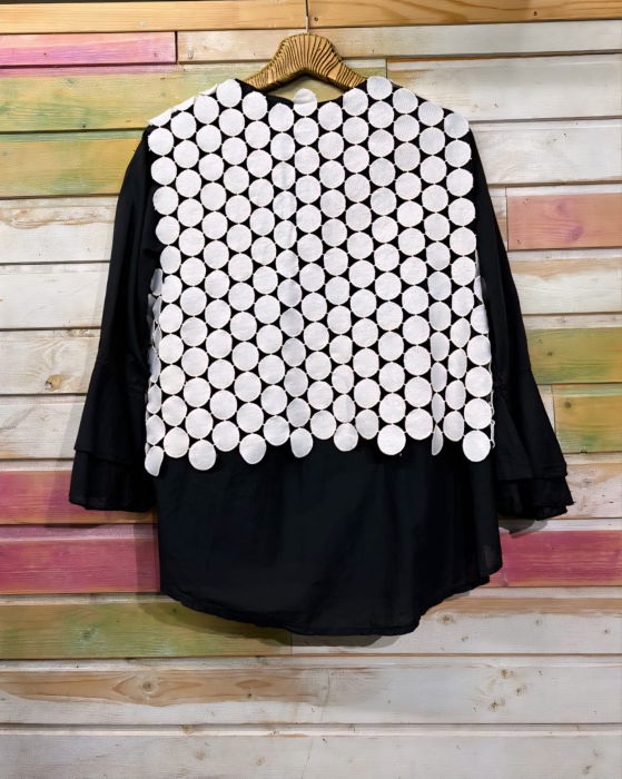 Vestă albă cu elemente circulare, design artistic texturat [4]