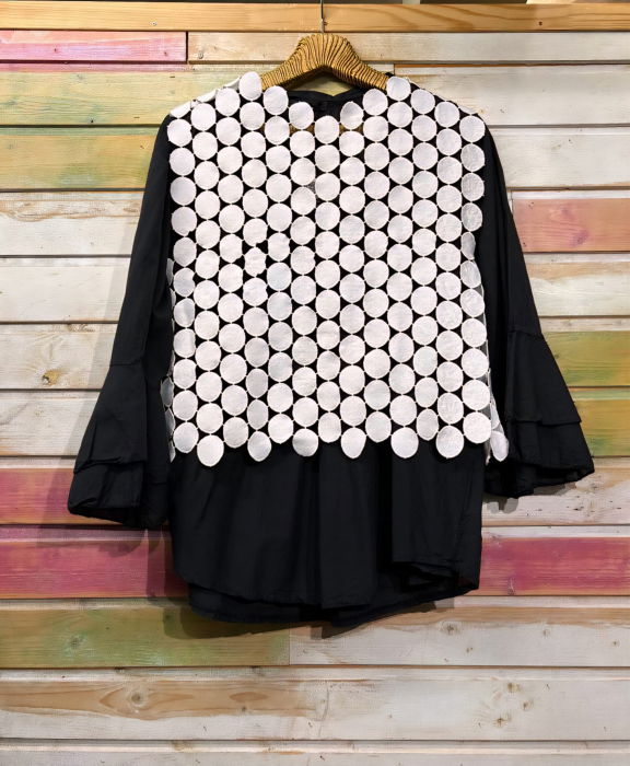 Vestă albă cu elemente circulare, design artistic texturat [5]