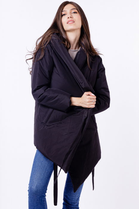 Geaca neagra in colturi, petrecuta, matlasata, cu gluga [6]