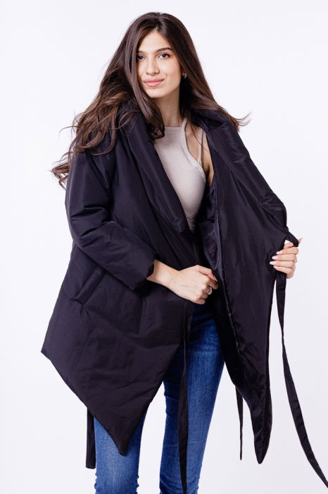 Geaca neagra in colturi, petrecuta, matlasata, cu gluga [2]