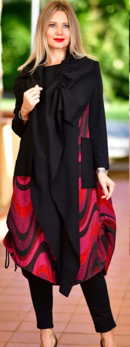 Vesta lunga statement din material tip brocart in nuante rosu-bordo cu guler negru asimetric