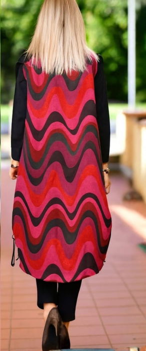 Vesta lunga statement din material tip brocart in nuante rosu-bordo cu guler negru asimetric [2]