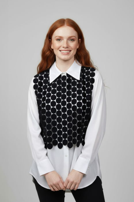 Vestă neagra cu elemente circulare, design artistic texturat [1]