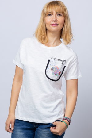 Tricouri Mânecă Scurtă - Tricou alb `ALWAYS FREEDOM` cu pestisor la buzunarul de pe bust, din bumbac