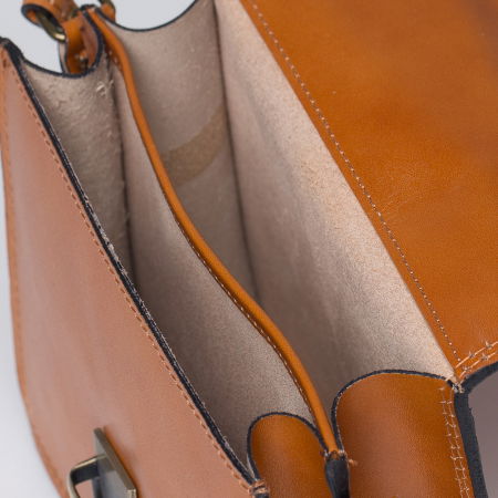 Geanta crossbody camel din piele naturala, tip postas [2]