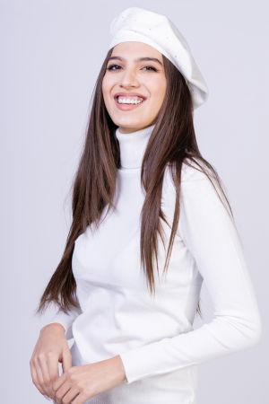 Berete - Bereta alba clasica, cu strasuri foarte fine aplicate pe toata suprafata, din bumbac si lana