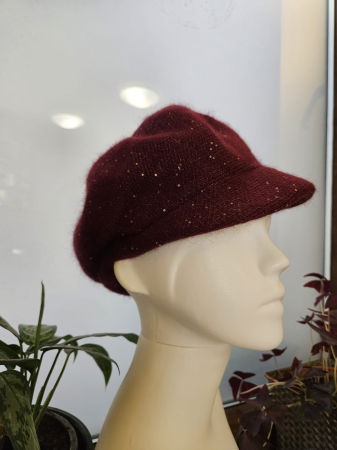 Bereta bordo cu cozoroc si paiete foarte fine pe toata suprafata, captusita in interior [3]