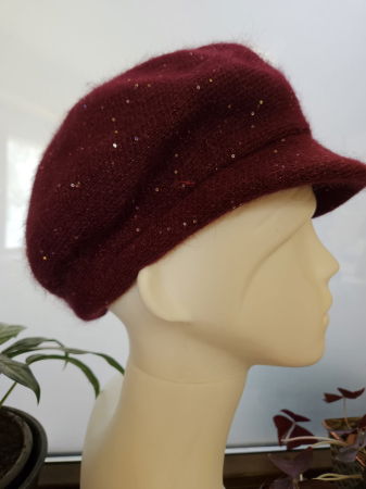 Bereta bordo cu cozoroc si paiete foarte fine pe toata suprafata, captusita in interior [5]