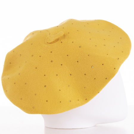 Bereta galbena clasica, cu strasuri foarte fine aplicate pe toata suprafata, din bumbac si lana [1]
