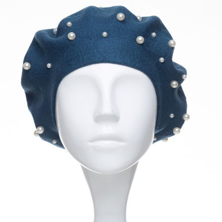 Bereta turcoaz inchis, cu perle fine aplicate pe toata suprafata, din bumbac si lana [1]