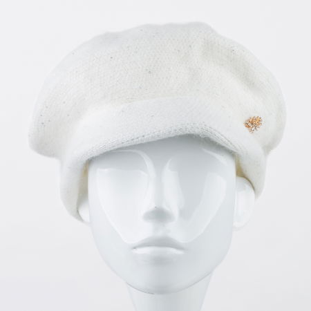 Bereta alba cu cozoroc mic si paiete foarte fine pe toata suprafata, captusita [1]