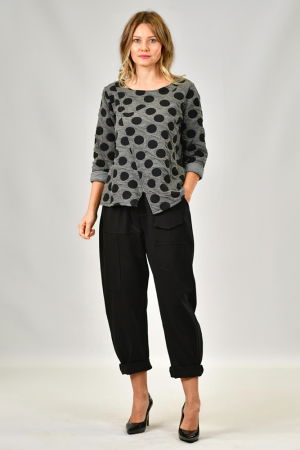 Bluza asimetrica gri cu buline negre, cu aspect usor creponat [1]