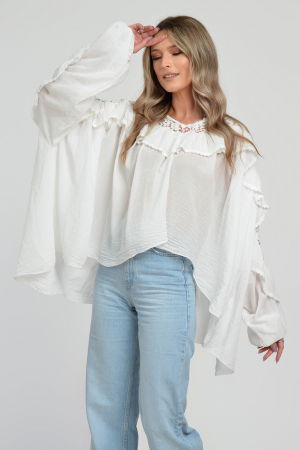 Bluza boho oversize din batist de bumbac, in colturi, cu volan si dantela, alba [6]