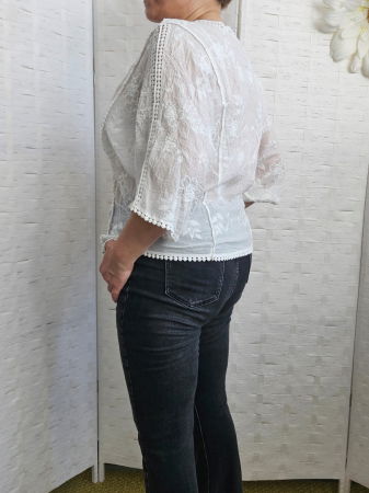 Bluza brodata cu maneca fluture din dantela de bumbac, alba [5]