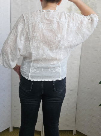 Bluza brodata cu maneca fluture din dantela de bumbac, alba [4]