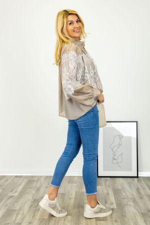 Bluza cu maneci ample si funda la gat, bej cu dantela alba aplicata [2]