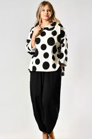 ÎMBRĂCĂMINTE - Bluza evazata alba cu buline negre, din jerseu de bumbac, cu guler intors barcuta