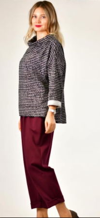 Bluza negru-bej cu textura grafica si croi lejer [1]