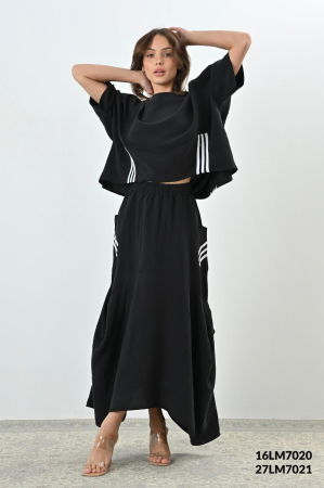 Bluza neagra oversize, cu detalii dungi albe pe fata si spate [2]