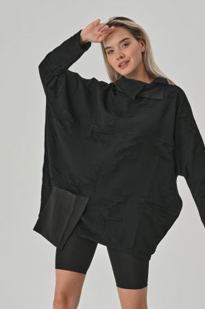 Bluza neagra oversize, material creponat cu un buzunar aplicat [1]