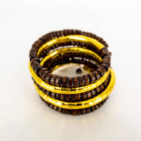 Brățări - Brățară spiralată aurie & lemn exotic – accesoriu statement