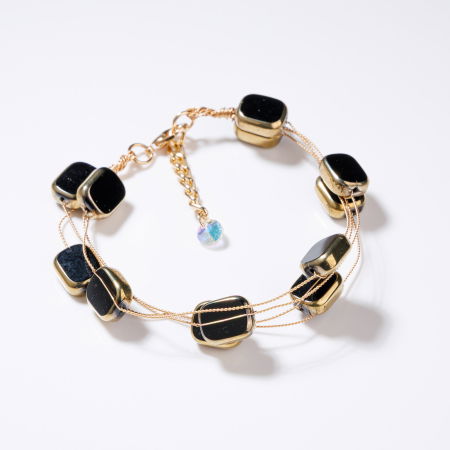 BIJUTERII - Bratara delicata cu elemente negre si metalice pe fire fine aurii