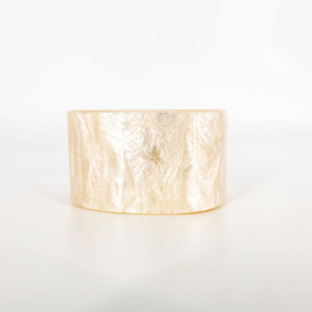 Brățări - Brățară lată alba cu efect perlat – elegantă și versatilă