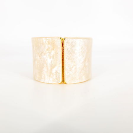 Brățară lată alba cu efect perlat – elegantă și versatilă [1]