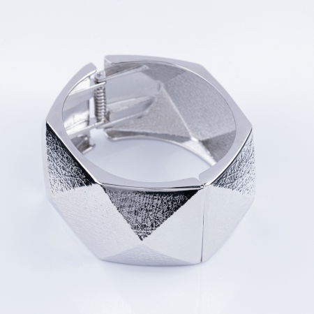 Brățări - Bratara metalica argintie cu romburi in relief si aspect texturat